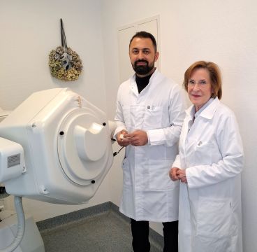 Herr Qaro und Frau Dr. Krönke an der Scintron